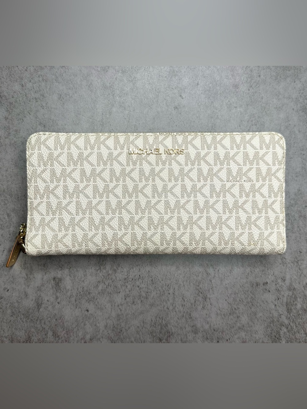 Michael Kors Jet Set Travel Signature Vanilla Accordion Zip Wallet NWOT